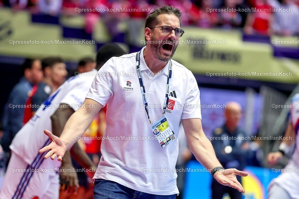 EHF26012602058 | 26.01.2026, Handball, Men's EHF EURO 2026, Frankreich - Spanien, Jyske Bank Boxen in Herning, Dänemark, Main Round: Headcoach Guillaume Gille (France #hc) gestikulierend am Spielfeldrand  