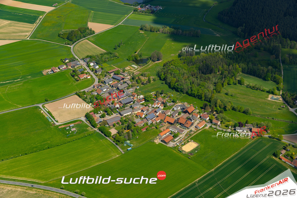 Die Luftaufnahme Schwärzdorf - Mitwitz wurde 2022 vom Flugzeug aus (keine Drohne) erstellt. Hohe Auflösung -für große Poster und Wandbilder geeignet - Garantiert!