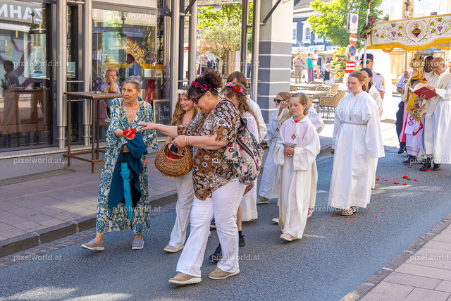 Fronleichnamsprozession mit Pfarrfest | Bildershop von pixelworld.at - Realisiert mit Pictrs.com