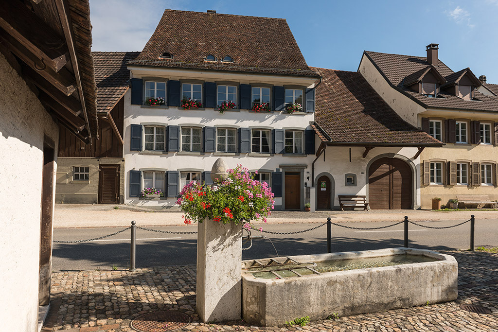 Ehemaliges Posamenterhaus | in Ziefen, Baselland, Schweiz. - Realisiert mit Pictrs.com