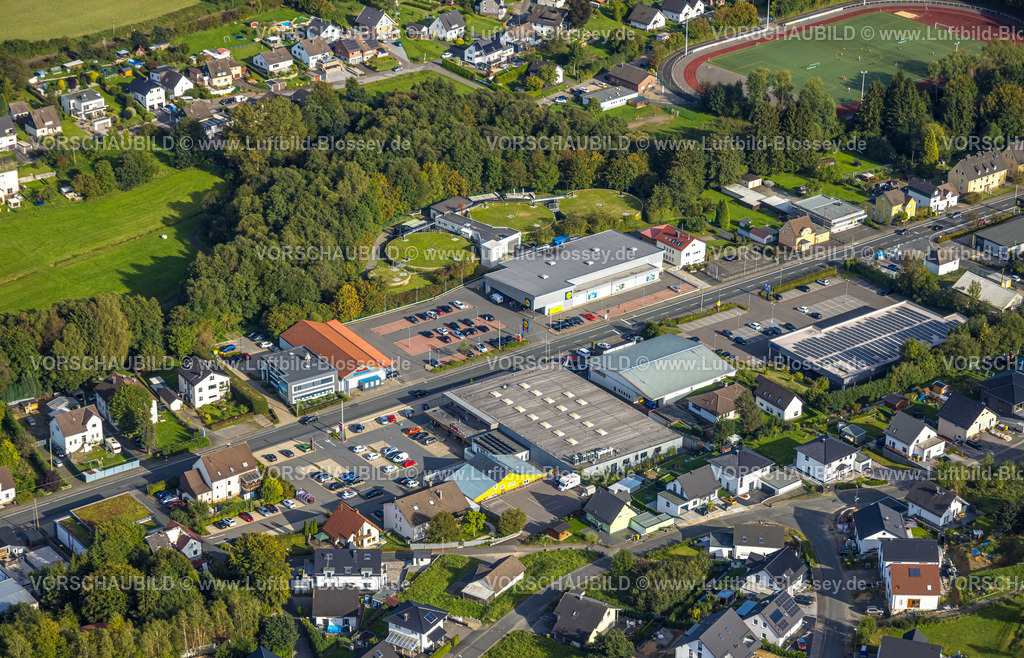 Kreuztal230911746 | Luftbild, Wasserwerk Stendenbach, Hagener Straße Bundesstraße B517, Einkaufszentrum mit Supermarkt Aldi Nord, REWE, Lidl und Getränke Hoffmann, Sportplatz Eichen Fußballstadion und Leichtathletikstadion der Sportfreunde Eichen-Krombach e.V, Krombach, Kreuztal, Siegerland, Nordrhein-Westfalen, Deutschland