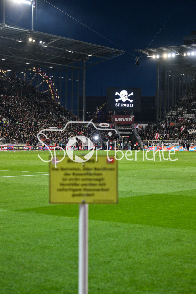 FC St. Pauli - FC Bayern München | ST. PAULI, DEUTSCHLAND - 11. APRIL: der Rasen ist gesperrt / Symbolbild nach dem Bundesligamatch zwischen dem FC St. Pauli und dem FC Bayern München am 29. Spieltag im Millerntor Stadion / DFL REGULATIONS PROHIBIT ANY USE OF PHOTOGRAPHS AS IMAGE SEQUENCES AND/OR QUASI-VIDEO