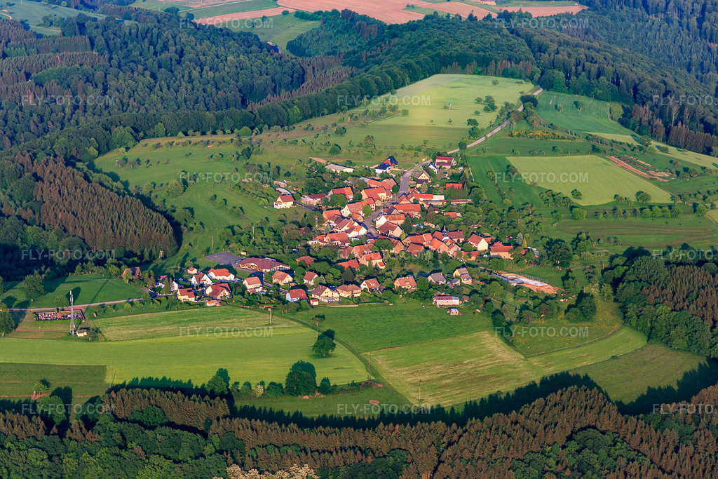 Aerial view: View of the town from the east in Hinsbourg in the state Bas-Rhin, France. – Photo: IMG_107285.jpg taken on 05/18/2018 by Werner Riehm/FLY-FOTO.com – Resolution of the original: 5472 x 3648 px