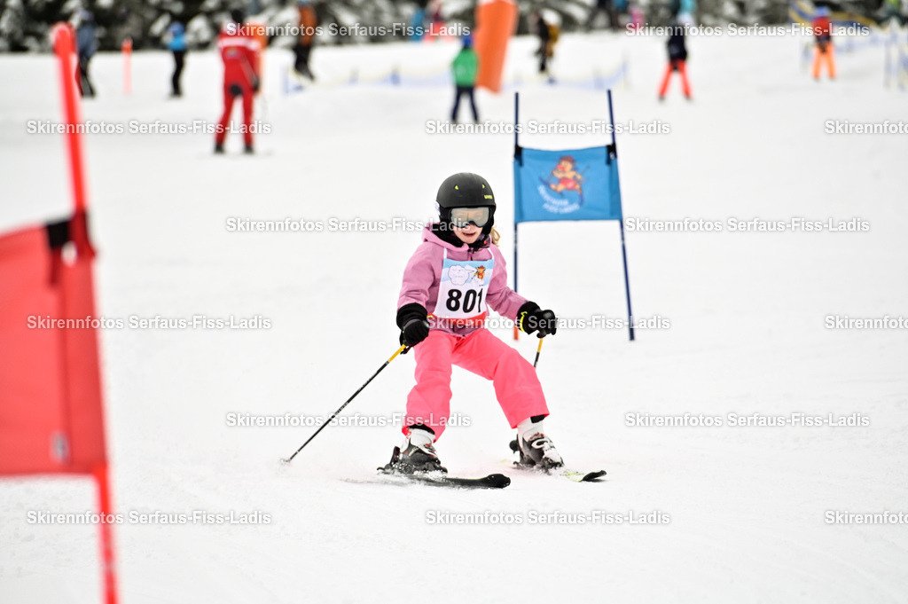 SRF_20.02.2026_0976 | Skirennfotos,Serfaus,Fiss,Ladis,Kinderskirennen,Winter,Tirol,Oberland,skirace,SFL,feelfree,weil wir's genießen,ski,Ski,skifahren,Sonnenplateau, - Realisiert mit Pictrs.com