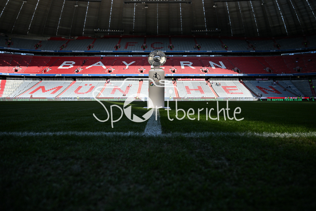 FC Bayern München - Bayer 04 Leverkusen | Die Meisterschale der Google Pixel Frauen Bundesliga steht vor Anpiff in der Sonne / Symbolbild / Google Pixle Frauen-Bundsliga: FC Bayern München - Bayer 04 Leverkusen; Allianz Arena am 06.09.2025