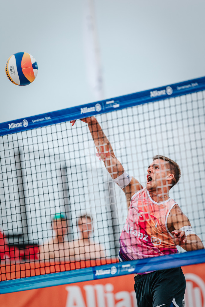 Beachvolleyball | Männer | Allianz German Beach Tour 2024 | Tourstop Kühlungsborn 2 | 15.08.2024 | Luis Kubo beim Angriff