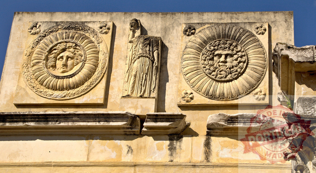 Forum of Augustus Medusa and Jupiter Ammon reliefs, Rome. Extremdura - Spain | Ancient marble reliefs of Medusa, Jupiter Ammon, and a caryatid decorating the Forum of Augustus - Realisiert mit Pictrs.com