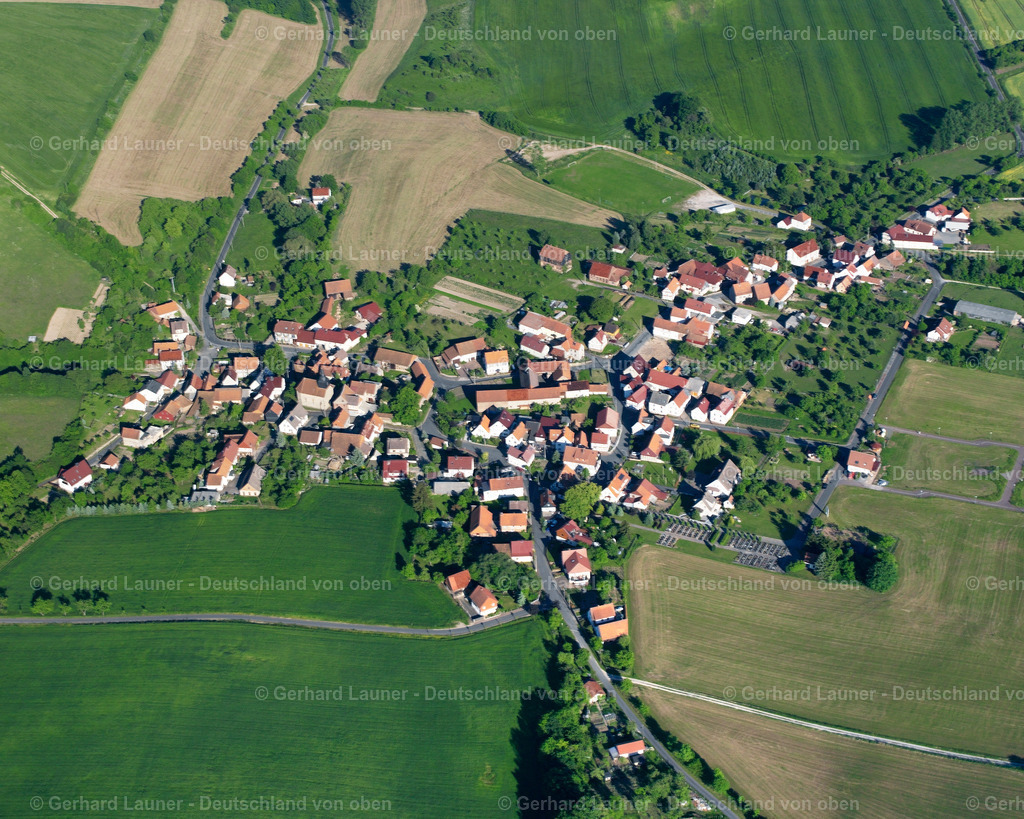2634682 | VOLKERODE 09.06.2006 Landwirtschaftliche Nutzflächen und Feldgrenzen  umsäumen das Siedlungsgebiet des Dorfes in Volkerode im Bundesland Thüringen, Deutschland // Agricultural land and field boundaries surround the settlement area of the village  in Volkerode in the state Thuringia, Germany Foto: Gerhard Launer