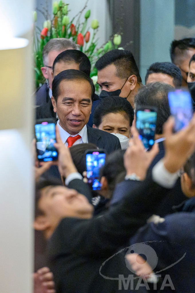 _DWA5455 | Welcoming Jokowi Widodo's arrival by the Indonesian people at Kastens Luisenhof Hotel in the context of the opening of Hannover Messe with Indonesia as Country Partner. Hannover, 15.04.2023 - Realisiert mit Pictrs.com