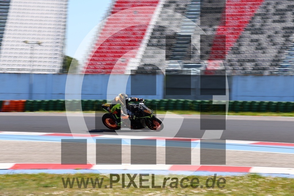 0129-20260404_07996 | Schöne Erinnerungen an spannende Momente - das festzuhalten ist unser Job. PIXELrace.de ist seit 2003 auf den Rennstrecken Europas unterwegs um die Action draußen beim Fahren und die wunderbare Stimmung imm Fahrerlager für euch einzufangen.