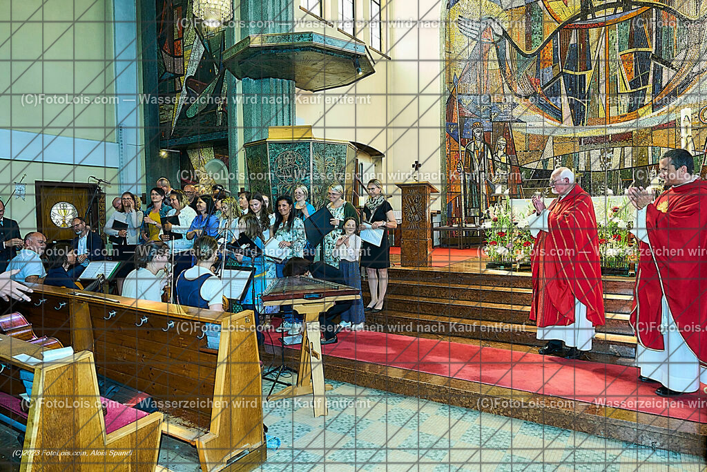 ALP2629_Pfarrfirmung Wieselburg_Auszug | (C)FotoLois.com, Alois Spandl, Pfarrfirmung in Wieselburg mit Firmspender Eduard Gruber (ehemaliger Generalvikar der Diözese St. Pölten), Sa 3. Juni 2023.