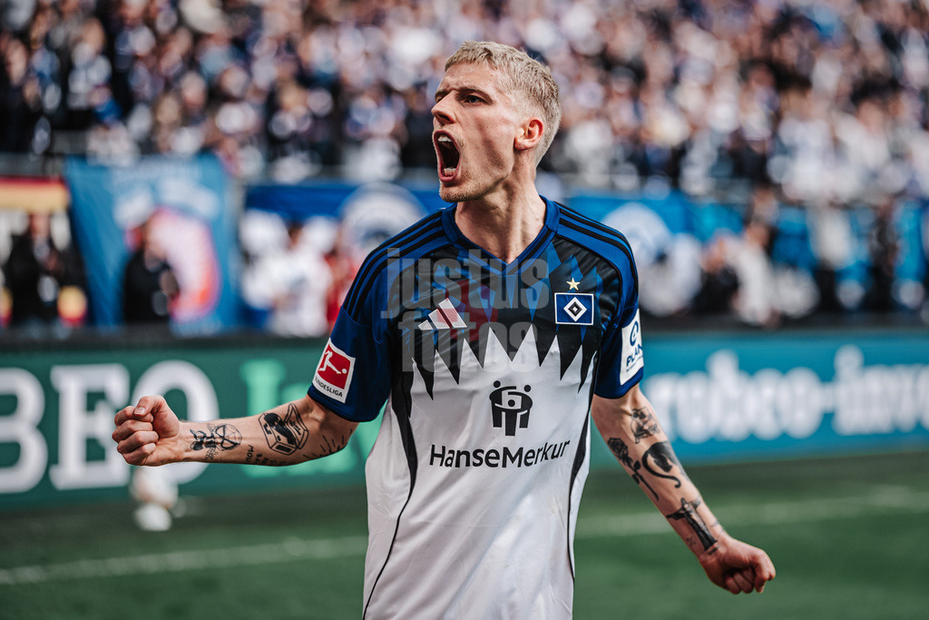 Fußball | Männer | Saison 2025/2026 | 1. Fußball-Bundesliga | 28. Spieltag | Hamburger SV vs. FC Augsburg | 04.04.2026 | Albert Gronbaek (#23, HSV) jubelt emotional heizt die Fans ein