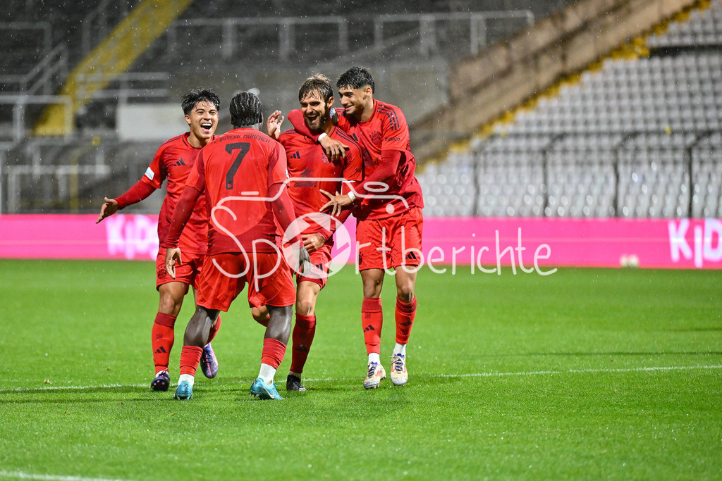 FC Bayern Amateure - TSV Buchbach | Jubel nach dem Treffer zum 2-1 durch Luca DENK (FC Bayern München II #6) / Tor / Jubel / Happy / Tor / torschuezte / Regionalliga Bayern: FC Bayern München II - TSV Buchbach, Gruenwalder Stadion am 27.09.2024
