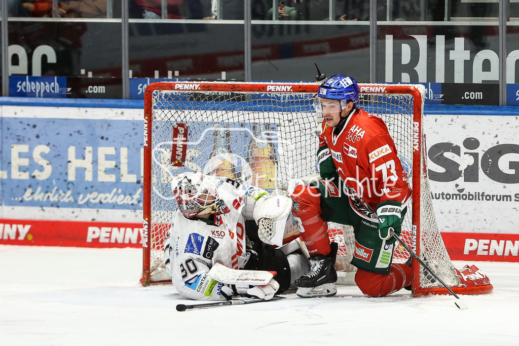 Augsburger Panther - Fischtown Pinguins | Kristers GUDLEVSKIS (BHV #30) wird in dieser Szene von Matthew PUEMPEL (AEV #73) abgeraeumt und ins Tor befoerdert