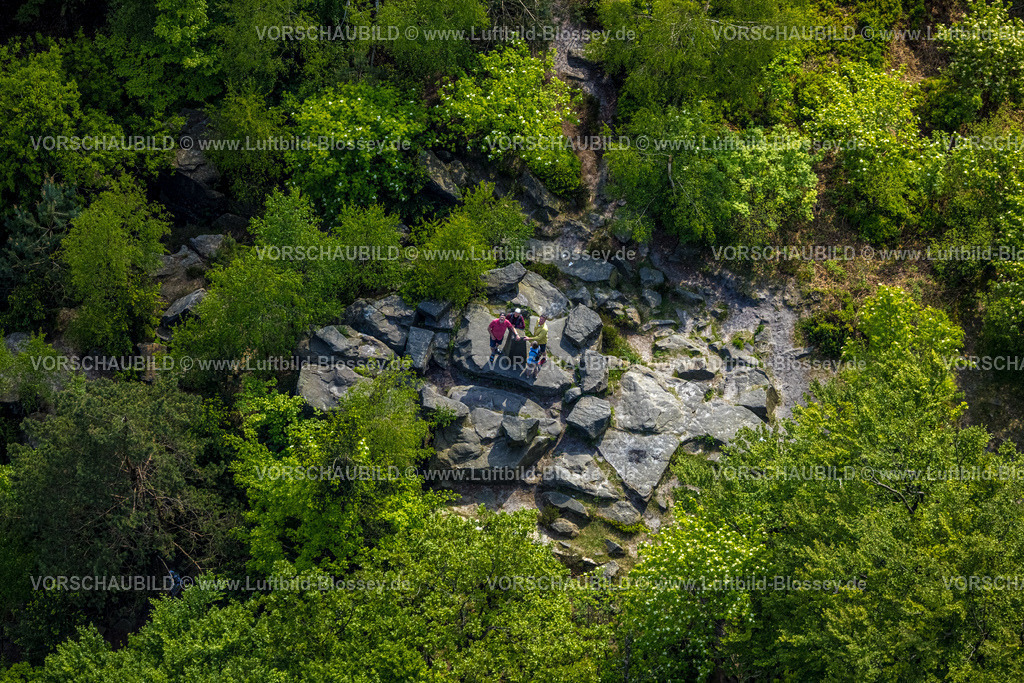 Horn-BadMeinberg240506049LippischerVelmerstot | Luftbild, Lippische Velmerstot Kuppe, Besucher und Wanderer auf einer Felsformation entdecken das Flugzeug des Fotografen, Teutoburger Wald, Leopoldstal, Horn-Bad Meinberg, Ostwestfalen, Nordrhein-Westfalen, Deutschland