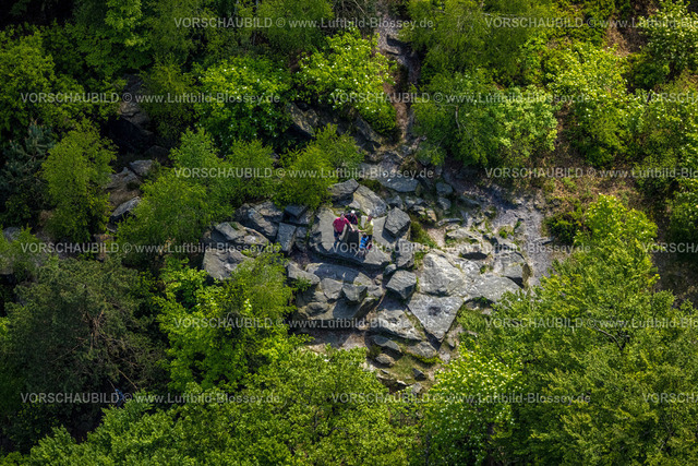 Horn-BadMeinberg240506049LippischerVelmerstot | Luftbild, Lippische Velmerstot Kuppe, Besucher und Wanderer auf einer Felsformation entdecken das Flugzeug des Fotografen, Teutoburger Wald, Leopoldstal, Horn-Bad Meinberg, Ostwestfalen, Nordrhein-Westfalen, Deutschland