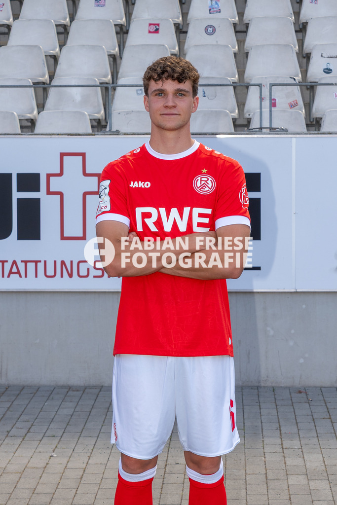 Rot-Weiss Essen; 3. Liga, Portraettermin 2026/2027, Foto: Eibner-Pressefoto/Fabian Friese | Max Geschwill (Rot-Weiss Essen, #06)Rot-Weiss Essen; 3. Liga, Portraettermin 2026/2027, Foto: Eibner-Pressefoto/Fabian Friese - Realisiert mit Pictrs.com