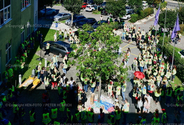 20230904_8500098-streik-verdi-VT5-raunheim-HEN-FOTO | 04.09.2023 Protest Kundgebung von Beschäftigten der hessischen Filialen von Adler Moden Esprit Galeria Karstadt Kaufhof H&amp;M Hennes & Mauritz IKEA Kaufland Parfümerie Douglas Primark REWE PENNY TK Maxx Zara vor dem Lokal der 5. Tarifverhandlung Einzelhandel Versandhandel in Hessen im NH Hotel Frankfurt Airport West Aufnahme vom 2. Stock aus Hotel auf Parkplatz (Foto: Peter Henrich) - Realisiert mit Pictrs.com