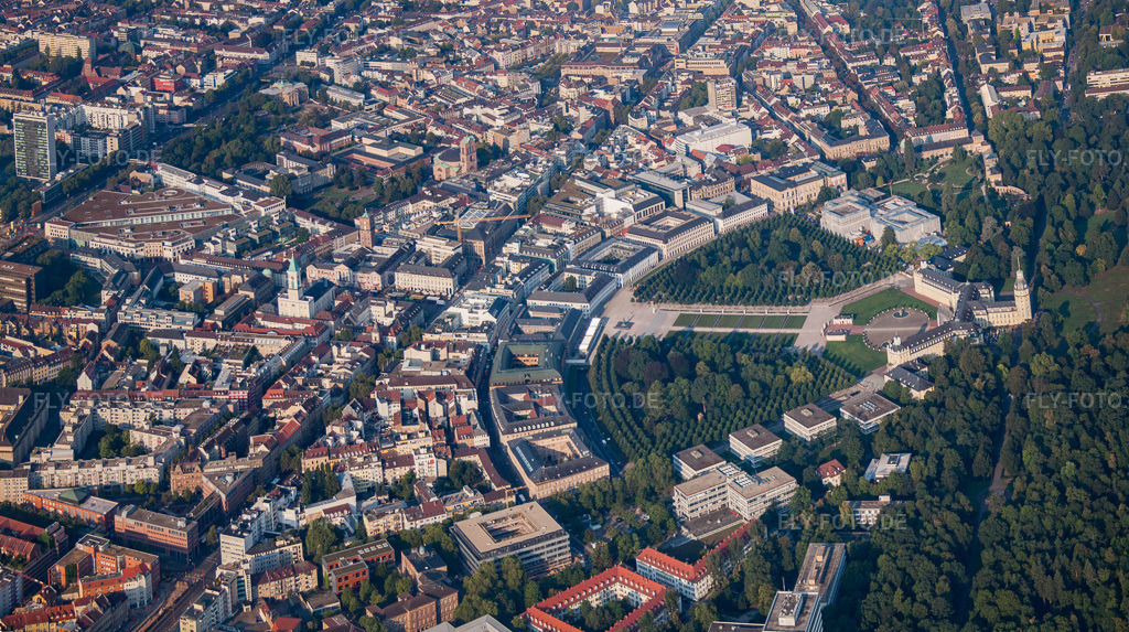 Luftbild: Zirkel und Schloss im Ortsteil Innenstadt-West in Karlsruhe im Bundesland Baden-Württemberg in Deutschland. Foto: IMG_52890-Bearbeitet.jpg vom 05.09.2012 durch Werner Riehm/FLY-FOTO.deAuflösung des Originals: 6642 x 3714 px