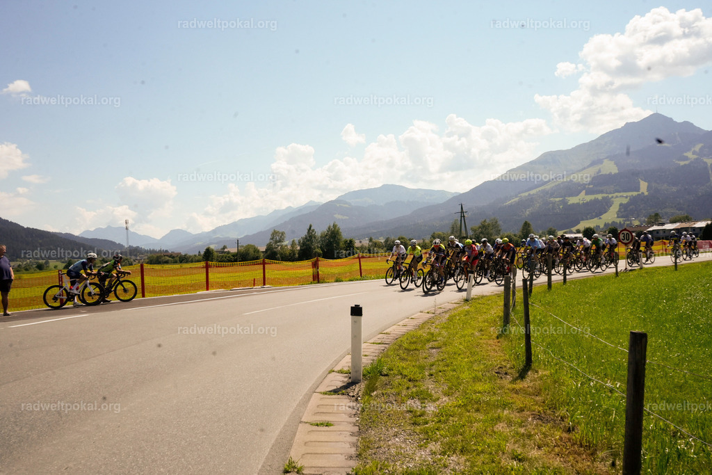 254_20230817_Bewerb_Maenner_Muehlanger | AUT - OESTERREICH, 2023-08-16: SPORT RENNRAD-FAHREN - 55. INTERNATIONALER RADWELTPOKAL IN ST. JOHANN IN TIROL  - Vintage-Radrennen mit WM-Bronze-Medaillen-Siegerin Christina Schweinberger, den Teilnehmer und Alexander Baumann (vom Orginastions-Team) - TAG 2 BEWERB MAENNER IN SECHS GRUPPEN  ; Foto: Roland Muehlanger