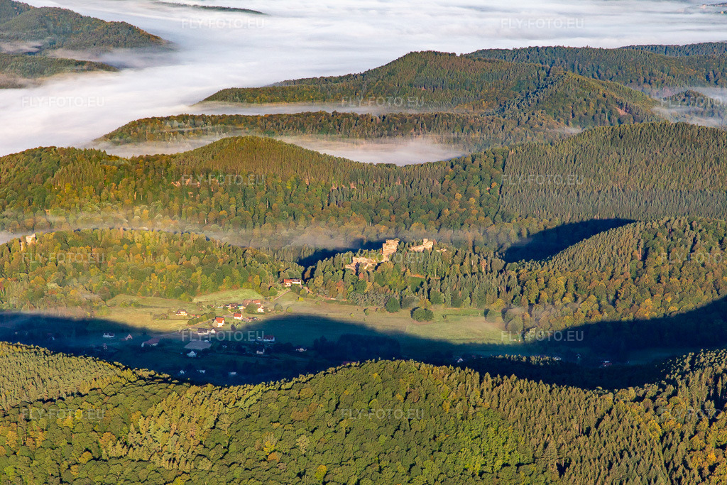 Vue aérienne: Château du Vieux-Windstein à Windstein dans le département Bas Rhin, France. Photo: IMG_138852.jpg prise le 24/09/2023 par Werner Riehm/FLY-FOTO.eu – Résolution de l'original: 5472 x 3648 px – Les châteaux forts en Alsace - Site Officiel