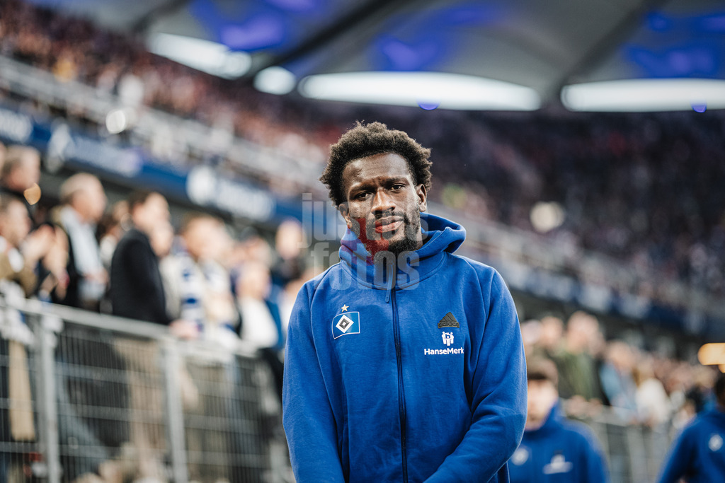 Fußball | Männer | Saison 2024/2025 | 2. Fußball-Bundesliga | 27. Spieltag | Hamburger SV vs. SV 07 Elversberg | 28.03.2025 | Der verletzte Bakery Jatta (#18, HSV) auf dem Weg zur Bank