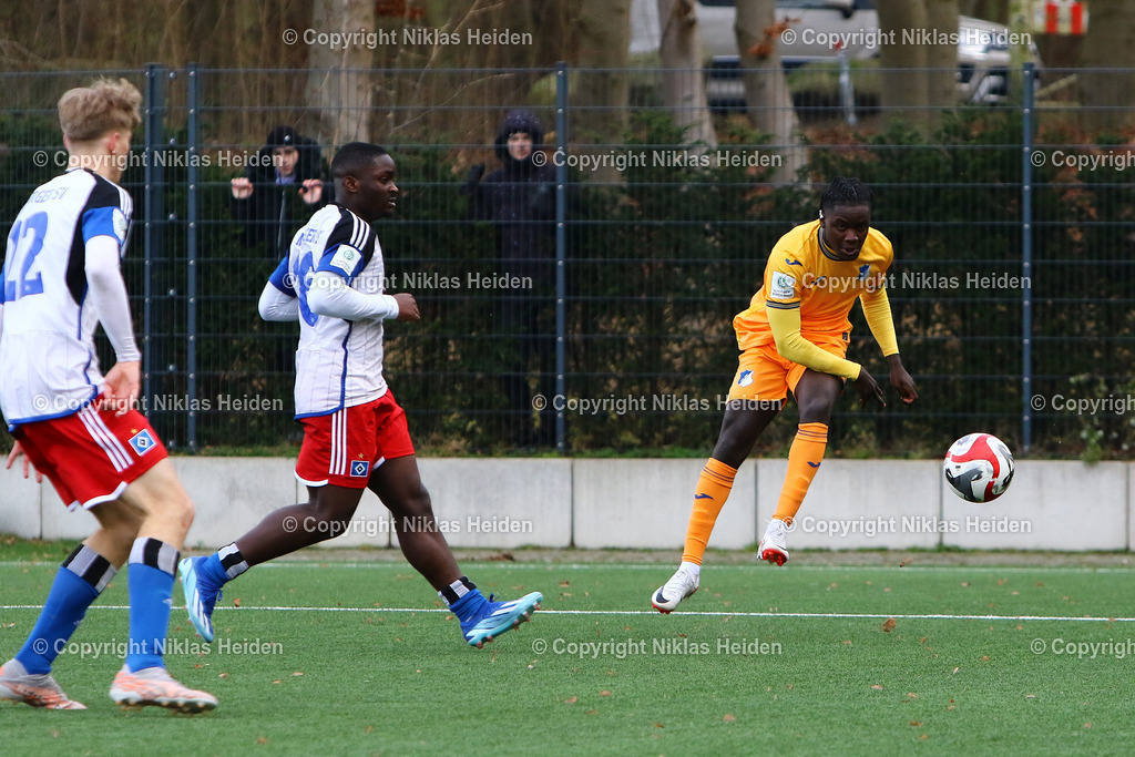 NH_HamburgerSVU19_TSG1899HoffenheimU19_JuniorenDFBPokal_17122023 | #16 Maximilian David Sarfo-Adjei (Hamburger SV U19), #17 Ricardo Wagner (TSG 1899 Hoffenheim U19)

Viertelfinale I Junioren DFB-Pokal I 17.12.2023