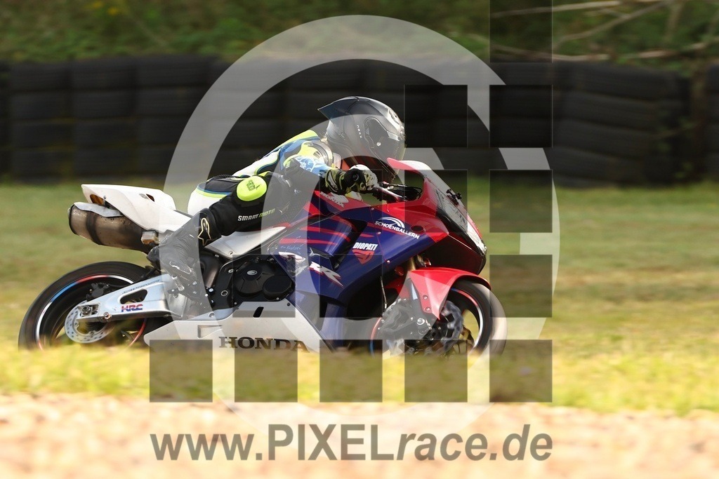 0092-20250909_15282 | Schöne Erinnerungen an spannende Momente - das festzuhalten ist unser Job. PIXELrace.de ist seit 2003 auf den Rennstrecken Europas unterwegs um die Action draußen beim Fahren und die wunderbare Stimmung imm Fahrerlager für euch einzufangen.