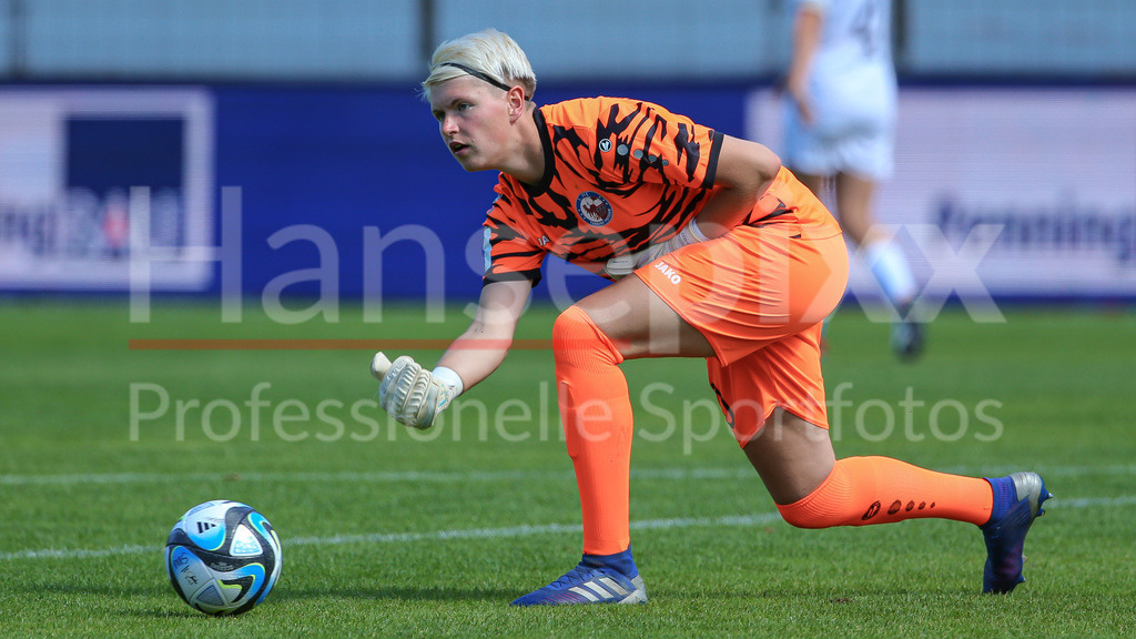 Fussball, 2. Frauen-Bundesliga, SV Meppen - 1. FFC Turbine Potsdam | v.li.: Vanessa Fischer (Torhüterin, Torwart, 1. FFC Turbine Potsdam, 30) am Ball, Einzelbild, Ganzkörper, Aktion, Action, Spielszene, DIE DFB-RICHTLINIEN UNTERSAGEN JEGLICHE NUTZUNG VON FOTOS ALS SEQUENZBILDER UND/ODER VIDEOÄHNLICHE FOTOSTRECKEN. DFB REGULATIONS PROHIBIT ANY USE OF PHOTOGRAPHS AS IMAGE SEQUENCES AND/OR QUASI-VIDEO.