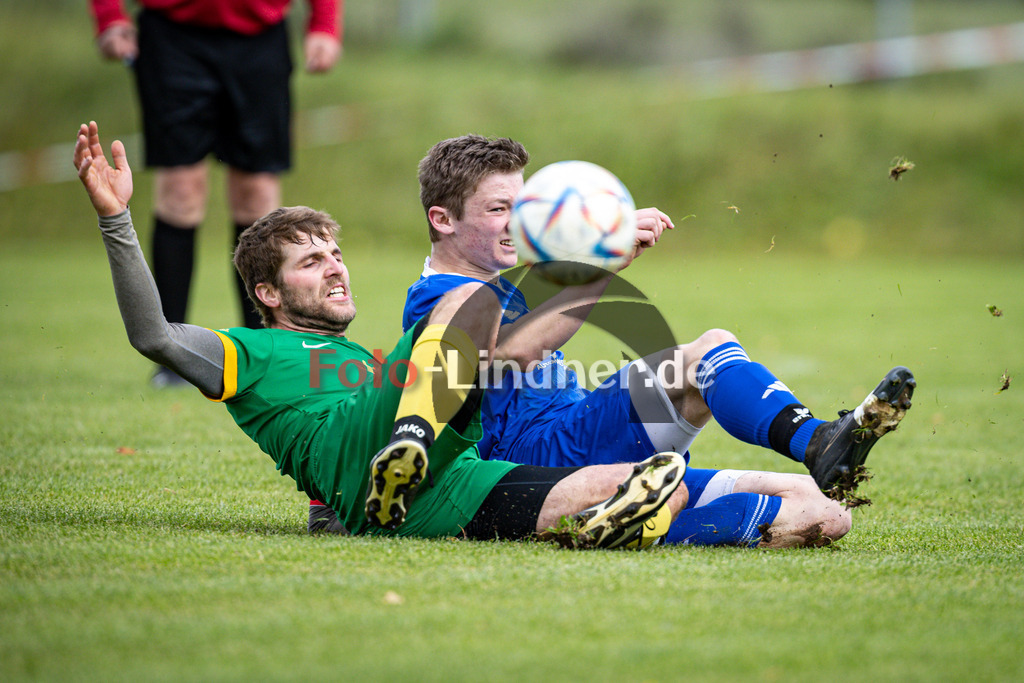 ASV Eglfing gegen SG SV Eberfing/SV Söchering | Fußball Herren A-Klasse Gruppe 5 Zugspitze 2025/26 10. Spieltag, ASV Eglfing gegen SG SV Eberfing/SV Söchering, 20251005,Zweikampf,2025-10-05 in Eglfing (Sportanlage Eglfing), Thomas ERTL (ASV Eglfing Kapitän 5), Maximilian ZACH (SG SV Eberfing/SV Söchering 5)Copyright: WolfgangxLindner www.foto-lindner.de