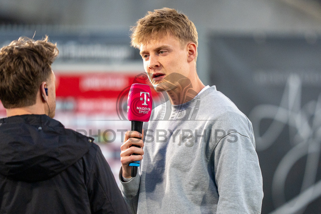 VfB Stuttgart II vs. SSV Ulm 1846 Fussball, Fussball, 3. Liga, 32. Spieltag, 08.04.2026 | Maximilian Herwerth (VfB Stuttgart II, #04) im Interview in der Halbzeit,VfB Stuttgart II vs. SSV Ulm 1846 Fussball, Fussball, 3. Liga, 32. Spieltag, 08.04.2026DFB regulations prohibit any use of photographs as image sequences and/or quasi-video