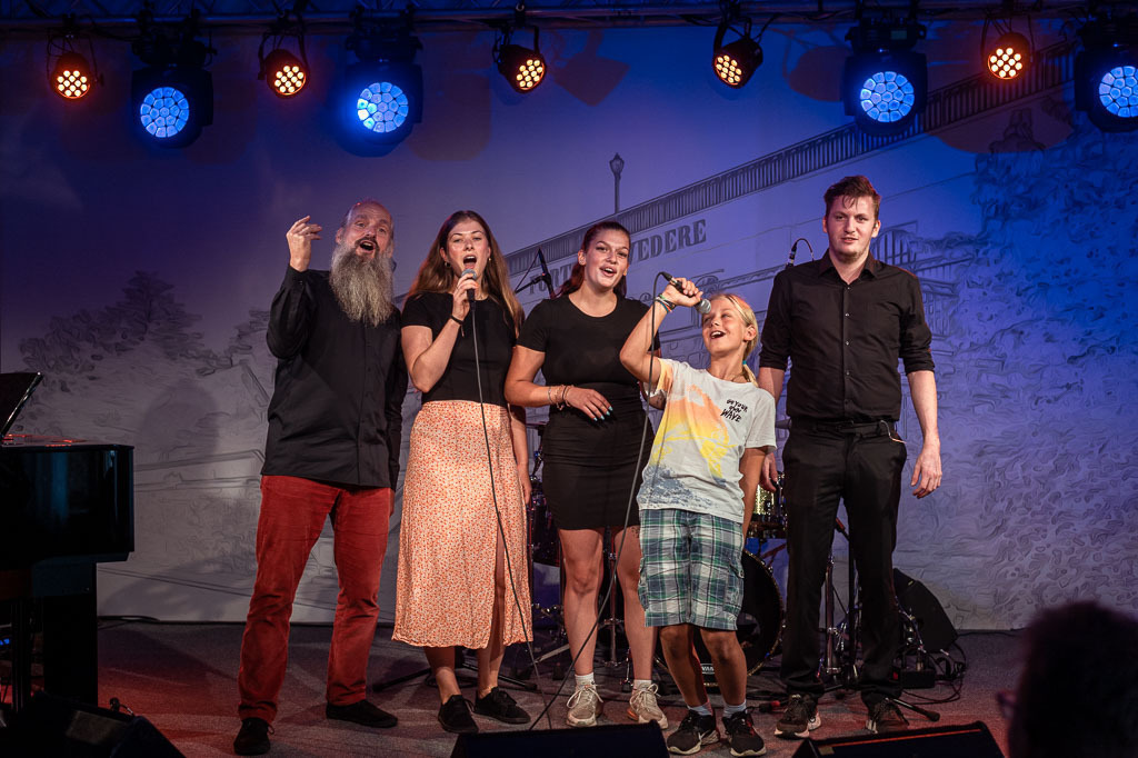 Karaoke mit Liveband | Karaoke mit Forster Family im Forte Belvedere Leisnig zum Festival Hallo Leisnig 2022. - Realisiert mit Pictrs.com