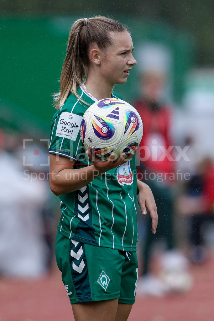 Fussball, Google Pixel Frauen-Bundesliga, SV Werder Bremen - TSG 1899 Hoffenheim | Michelle Weiß (SV Werder Bremen, 15) beim Einwurf, Aktion, Action, Spielszene, DIE DFB-RICHTLINIEN UNTERSAGEN JEGLICHE NUTZUNG VON FOTOS ALS SEQUENZBILDER UND/ODER VIDEOÄHNLICHE FOTOSTRECKEN. DFB REGULATIONS PROHIBIT ANY USE OF PHOTOGRAPHS AS IMAGE SEQUENCES AND/OR QUASI-VIDEO.