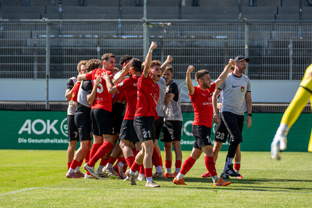 Stuttgarter Kickers vs. SG Sonnenhof Großaspach, Fussball, WFV-Pokal, Finale, 23.05.2026 | Kollektiver Torjubel nach Treffer durch Fabian Eisele (SG Sonnenhof Großaspach, #23) zum 0:2,Stuttgarter Kickers vs. SG Sonnenhof Großaspach, Fussball, WFV-Pokal, Finale, 23.05.2026