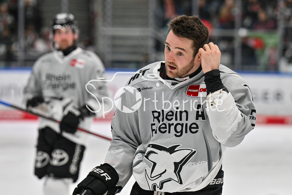 Augsburger Panther - Kölner Haie | Nach einem harten Check von Denis REUL (Augsburger Panther #29) an Josh CURRIE (Koelner Haie #18) faehrt Josh CURRIE (Koelner Haie #18) benommen zur Bank / DEL: Augsburger Panther - Koelner Haie, Curt Frenzel Stadion am 02.03.2025