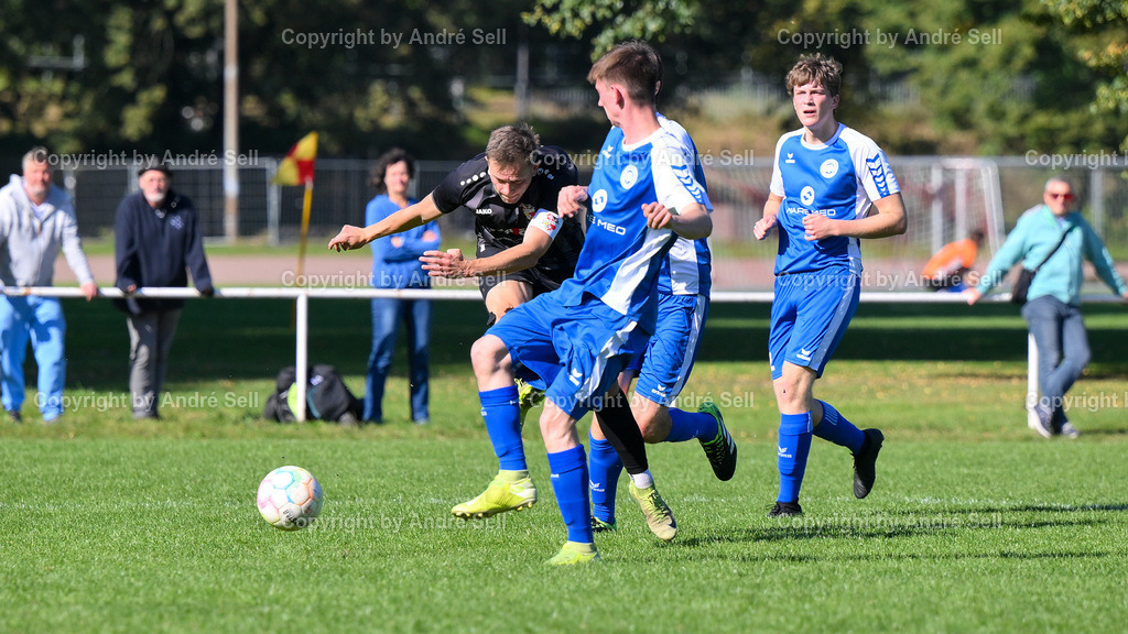 Kieler MTV vs TSV Bordesholm | Louis Reinicke (KMTV #11) vs Lennart Böhme (Bordesholm #43) / Fußball-Verbandsliga Ost Männer 2025/2026 / Kieler MTV vs TSV Bordesholm / Professor-Peters-Platz / Kiel / 28.09.25 - Realisiert mit Pictrs.com