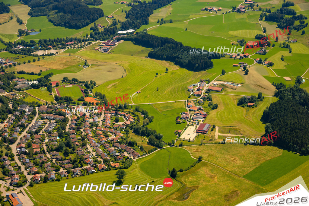 Das Luftbild zeigt :  Altusried - Die Luftaufnahme wurde 2024 vom UL-Flugzeug aus erstellt ( keine Drohne ) - Hochauflösende Luftaufnahme - Für grossformatige Ausdrucke geeignet. Die Geschenkidee !Mit Lizenz und Bildrechte bestellbar