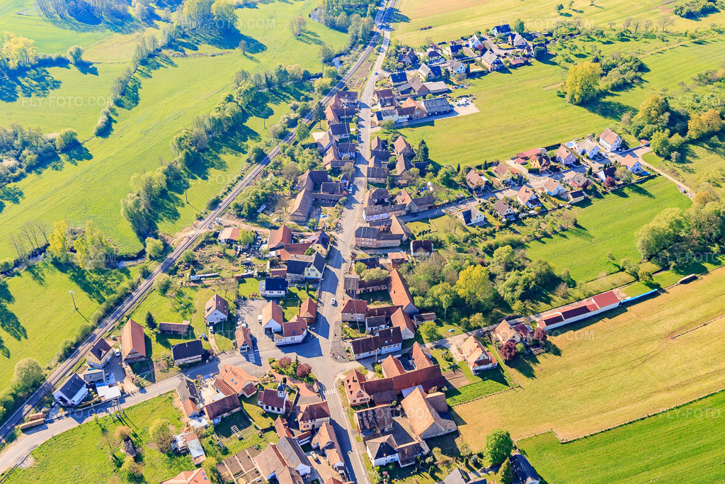 Aerial view: Rue Principale x Rue de Mietsheim in Uttenhoffen in the state Bas-Rhin, France. – Photo: IMG_099414.jpg taken on 04/30/2017 by Werner Riehm/FLY-FOTO.com – Resolution of the original: 5203 x 3469 px