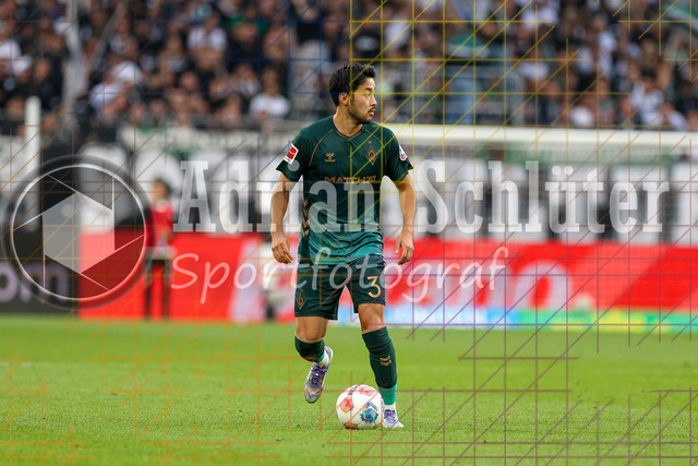 Borussia Mönchengladbach vs SV Werder Bremen - Bundesliga  | Mönchengladbach, Deutschland, 14.09.25:   Yukinari Sugawara (SV Werder Bremen) in Aktion am Ball, Einzelaktion waehrend des Spiels der Bundesliga zwischen Borussia Mönchengladbach vs SV Werder Bremen im Stadion im Borussia Park(Foto von Brauer-Fotoagentur / Adrian Schlueter)