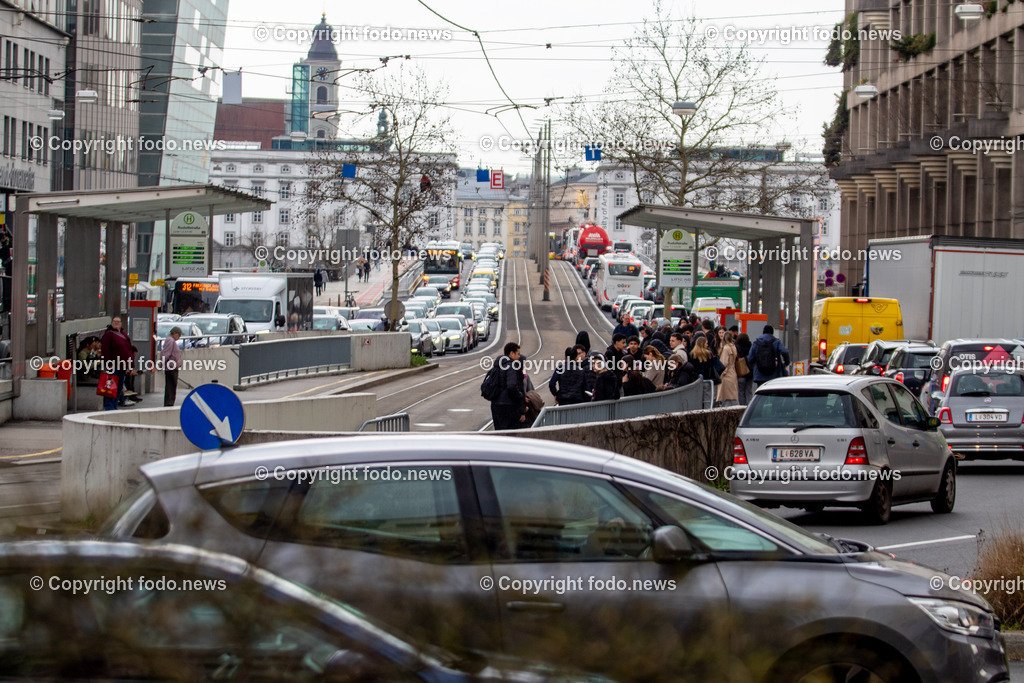 Linz_ Verkehr_ 01.04.2025-2 | 01.04.2025, LINZ, AUT, im Bild Themenbild, Verkehr, Stau, KFZ, Bruecke, B129, Schild, Nibelungenbruecke, Auto, Strassenbahn, Haltestelle, Fahrgaeste, Bus, Oeffentlicher Verkehr
