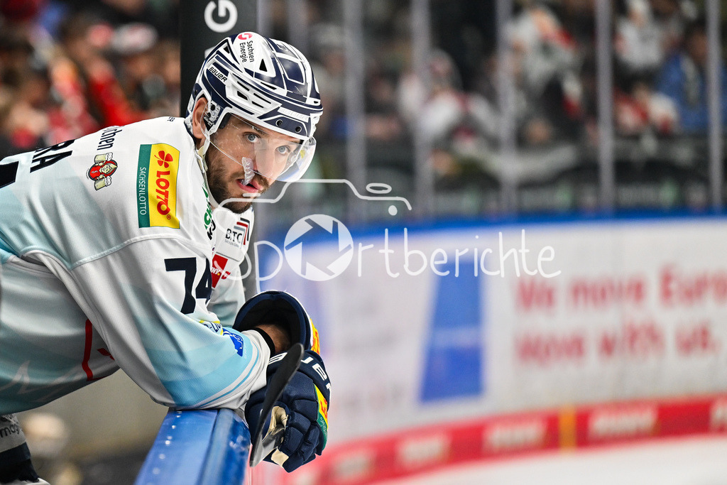 Augsburger Panther - Dresdner Eislöwen | AUGSBURG, DEUTSCHLAND - 06. MÄRZ: im Bild Tomas SYKORA (Eislöwen Dresden 74) / Einzelfoto / Freisteller auf der Bank während dem Match zwischen den Augsburger Panthern und den Dresdner Eislöwen am 49. Spieltag der Penny DEL im Curt Frenzel Stadion