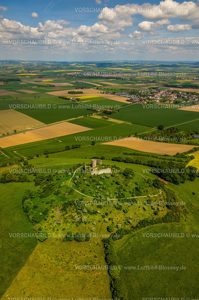 Warburg240505018BurgDesenberg | Luftbild, Burg Desenberg auf einem Vulkankegel, historische Sehenswürdigkeit, Ruine einer Höhenburg in der Warburger Börde, kachelförmige Wiesen und Felder mit Fernsicht, Daseburg, Warburg, Ostwestfalen, Nordrhein-Westfalen, Deutschland