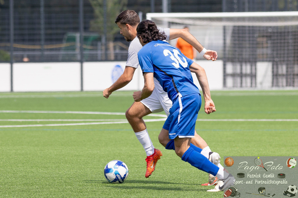 Testspiel: Spvgg. 03 Fechenheim - Türk Gücü Friedberg, 13.07.2024 | Giovanbattista Pedace (Spvgg. 03 Fechenheim #7) &amp; Abdul Baki Özisli (Türk Gücü Friedberg #30) im Zweikampf um den Ball, Spvgg. 03 Fechenheim - Türk Gücü Friedberg, Frankfurt am Main, Sportanlage Birsteiner Straße, 13.7.2024 - Realisiert mit Pictrs.com