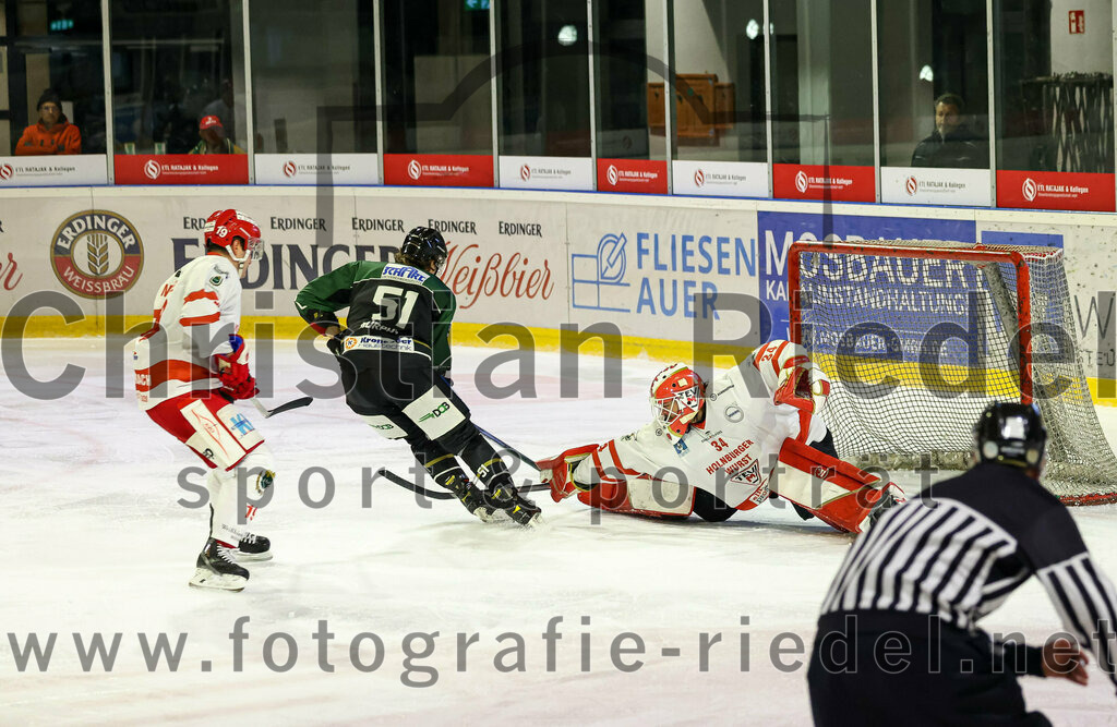 2022-11-13_092_TSV_Erding_gegen_TEV_Miesbach | Erding, Deutschland, 13.11.2022:
Eishockey, Bayernliga 2022 / 2023, 13. Spieltag, TSV Erding gegen TEV Miesbach, Endergebnis: 

Stefan Mechel (TEV Miesbach, #19), Ryan Murphy (Erding Gladiators, #51), Timon Ewert (TEV Miesbach, #34)

Foto: Christian Riedel / fotografie-riedel.net