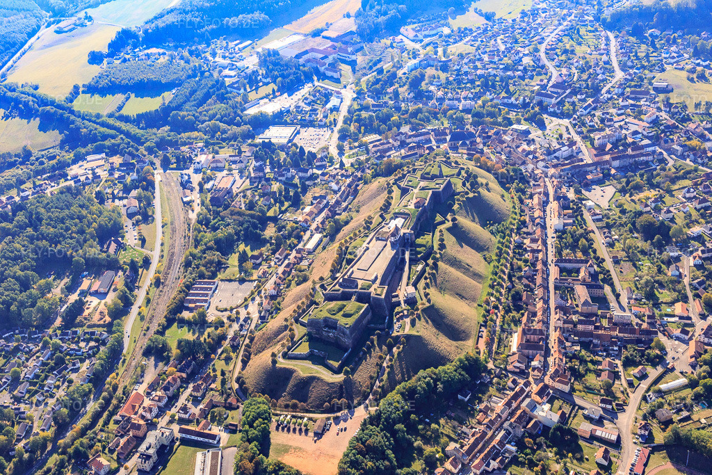Luftbild: Citadelle de Bitche und Jardin pour la Paix aus Nordosten in Bitsch im Bundesland Moselle in Frankreich. – Foto: IMG_095177.jpg vom 16.10.2016 durch Werner Riehm/FLY-FOTO.de – Auflösung des Originals: 5472 x 3648 px – WWW.CITADELLE-BITCHE.COM