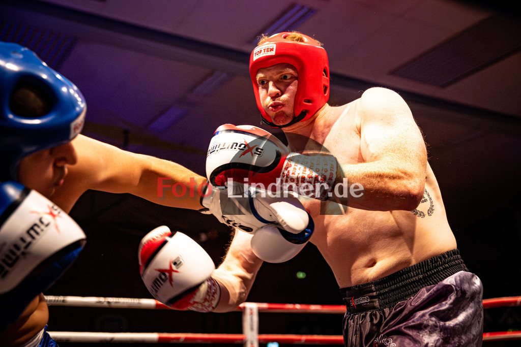 Arda Tok (Sparta Mun.) blau gegen Gottfried Pölt (Hermanosboxing) rot | MFA Fight Night Boxen bis 91kg Kampf 9, Arda Tok (Sparta Mun.) blau gegen Gottfried Pölt (Hermanosboxing) rot, 20251108,,2025-11-08 in Penzberg (Wellenberghalle Penzberg), Copyright: WolfgangxLindner www.foto-lindner.de