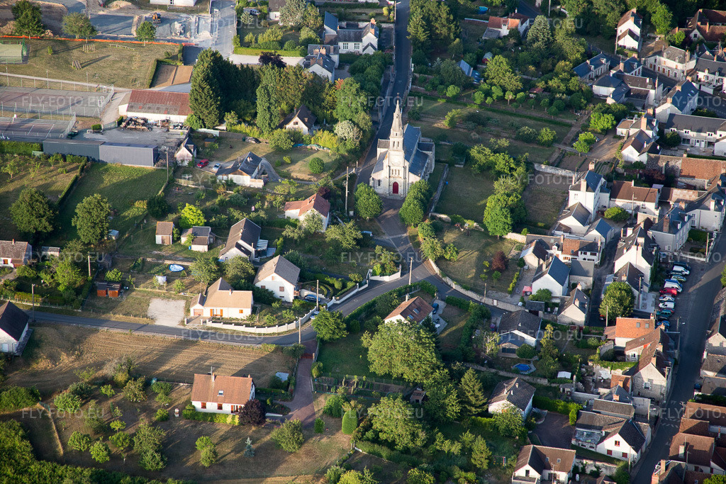 Vue aérienne: Vue de la ville à Candé-sur-Beuvron dans le département Loir et Cher, France. Photo: IMG_082474.jpg prise le 20/06/2015 par Werner Riehm/FLY-FOTO.euRésolution de l'original: 5472 x 3648 px