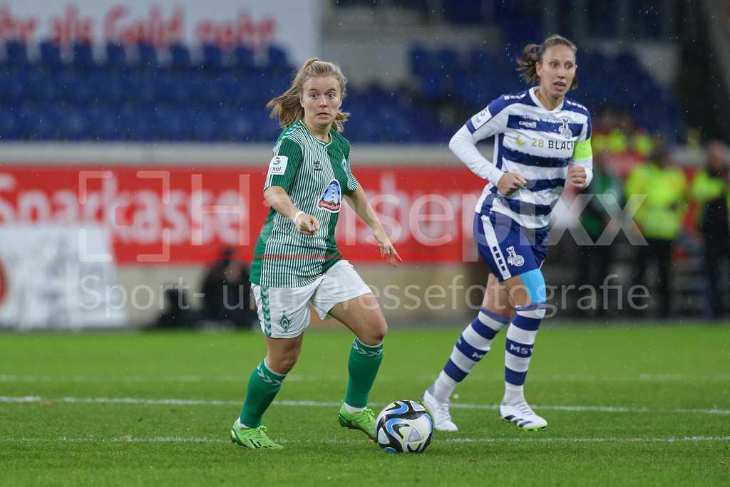 Fussball, Google Pixel Frauen-Bundesliga, MSV Duisburg - SV Werder Bremen | v.li.: Ricarda Walkling (SV Werder Bremen, 13) am Ball, Einzelbild, Ganzkörper, Aktion, Action, Spielszene, DIE DFB-RICHTLINIEN UNTERSAGEN JEGLICHE NUTZUNG VON FOTOS ALS SEQUENZBILDER UND/ODER VIDEOÄHNLICHE FOTOSTRECKEN. DFB REGULATIONS PROHIBIT ANY USE OF PHOTOGRAPHS AS IMAGE SEQUENCES AND/OR QUASI-VIDEO.