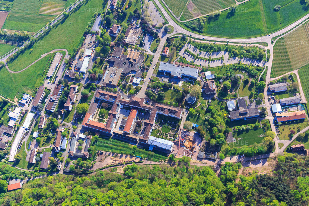 Pfalzklinik Landeck aus Westen mit Pfalzklinikum für Psychiatrie und Neurologie Abteilung für Allgemeinpsychiatrie http://www.pfalzklinikum.de/ | Luftbild: Pfalzklinik Landeck aus Westen mit Pfalzklinikum für Psychiatrie und Neurologie Abteilung für Allgemeinpsychiatrie http://www.pfalzklinikum.de/ in Klingenmünster im Bundesland Rheinland-Pfalz in Deutschland. Foto: IMG_106941.jpg vom 22.04.2018 durch Werner Riehm/FLY-FOTO.de - Realisiert mit Pictrs.com