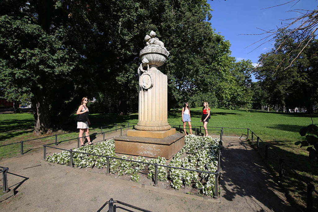 Foto: Leipzig - Gellert-Denkmal | Das Team hinter BILDLEXIKON LEIPZIG bündelt historische wie aktuelle Informationen über die Stadt Leipzig in Text und Bild auf einer Plattform und stellt diese der interessierten Öffentlichkeit zur Verfügung.